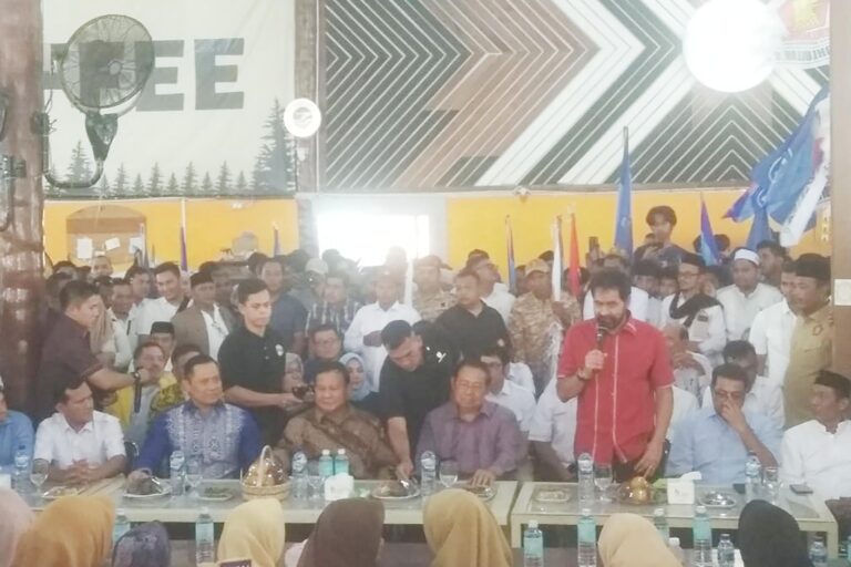 Capres Prabowo Ngopi Bareng Relawan di Aceh