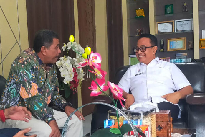 Ketua DPW Tani Merdeka Aceh, Cut Muhammad (kiri) bersama Kepala Dinas Peternakan Aceh, Zalzufran.(kanan)