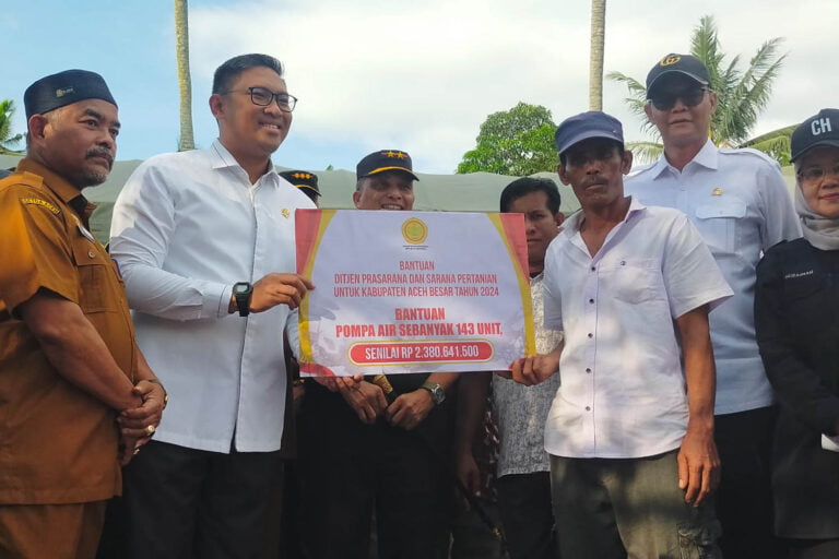 Wamentan Sudaryono Serahkan 143 Pompa Air ke Petani Aceh Besar
