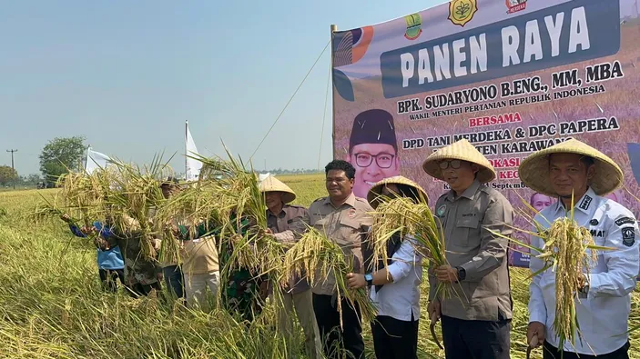 Tani Merdeka dan Kementerian Pertanian Gelar Panen Raya Padi di Karawang