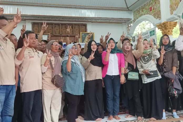 KENDAL Calon Bupati Kendal Mirna Annisa bersama pengurus Tani Merdeka Indonesia