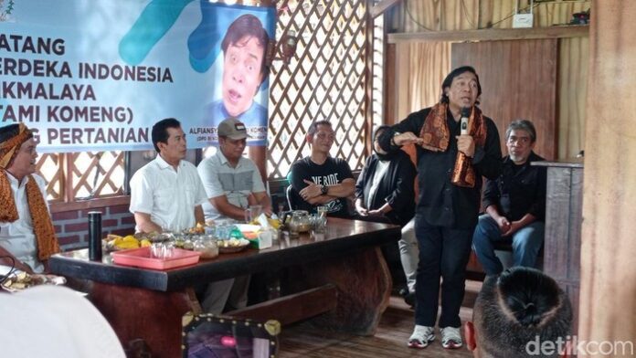 Anggota DPD RI Komite 2 Bidang Pertanian, Alfiansyah Bustami Komeng saat bertemu dengan petani Tasikmalaya.