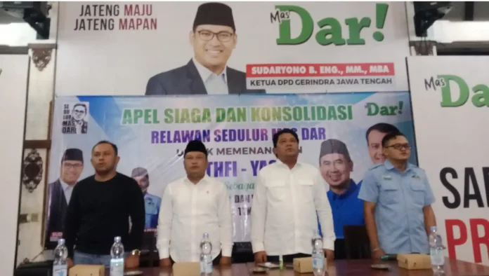 Relawan Masdar Ketua Umum Tani Merdeka Indonesia yang juga Koordinator Relawan Sudaryono, Don Muzakir (kedua dari kanan), memimpin apel dan konsolidasi para koordinator Sedulur Mas Dar, Kamis (21/11/2024) malam.