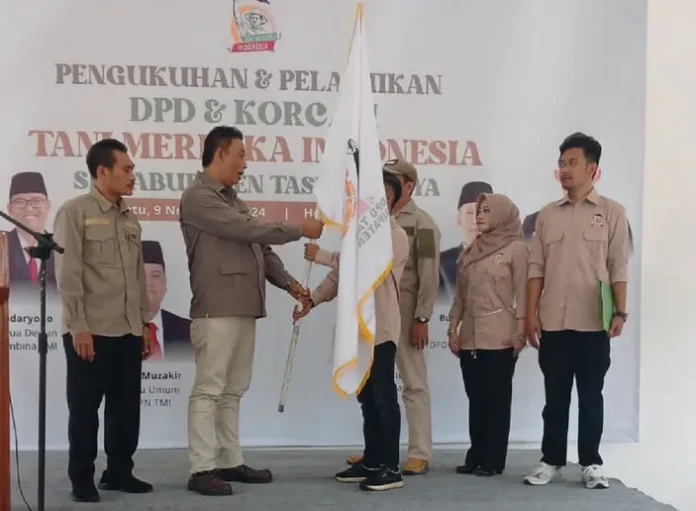 Ketua DPW Tani Merdeka Indonesia Jawa Barat Yudi Setia Kurniawan melantik pengurus DPD Tani Merdeka Indonesia Kabupaten Tasikmalaya beserta pengurus korcam.