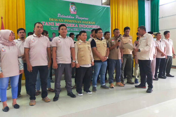 Tani Merdeka Aceh Tenggara Ketua DPW Tani Merdeka Indonesia Provinsi Aceh Cut Muhammad melantik pengurus DPD Tani Merdeka Indonesia Kabupaten Aceh Tengggara, Selasa 31 Desember 2024.