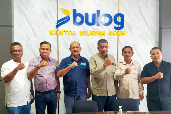 Kepala Kanwil Perum Bulog Aceh, Ihsan (tengah) bersama Ketua DPW Tani Merdeka Indonesia Provinsi Aceh, Cut Muhammad dan pengurus.