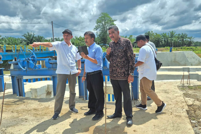 Ketua DPW Tani Merdeka Indonesia Provinsi Aceh, Cut Muhammad Bersama Kepala Badan Perakitan dan Modernisasi Pertanian Provinsi Aceh, Agus Susanto dan Kepala Dinas Pertanian Kabupaten Aceh Utara, Erwandi, meninjau langsung Bendungan Krueng Pase, pada Jumat, 18 April 2025.