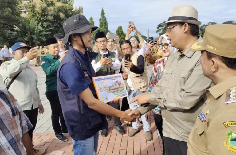 Tani Merdeka Indonesia Turut Serta dalam Penyerahan 63 Unit Alsintan untuk Petani Kuningan