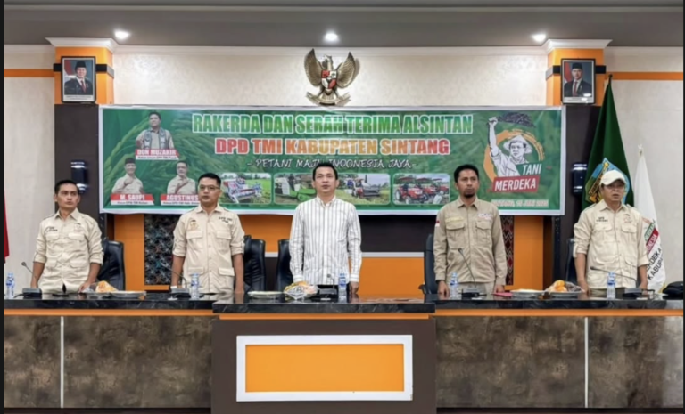 Wakil Bupati Sintang Serahkan Bantuan Alsintan untuk Empat Kelompok Tani di Sintang