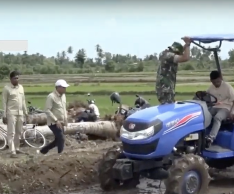 Kelompok Tani Pekwansari Aceh Besar Terima Bantuan Traktor dari Menteri Pertanian