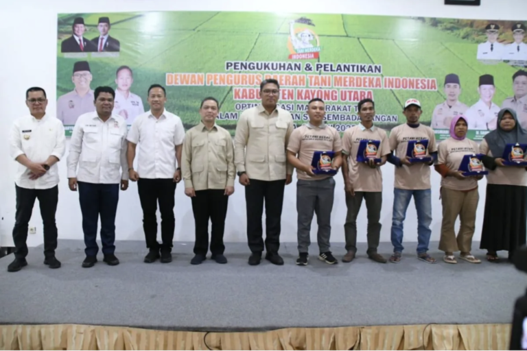 Wamentan Sudaryono Lantik Pengurus Tani Merdeka Kayong Utara, Dorong Organisasi Jadi Saluran Aspirasi Petani