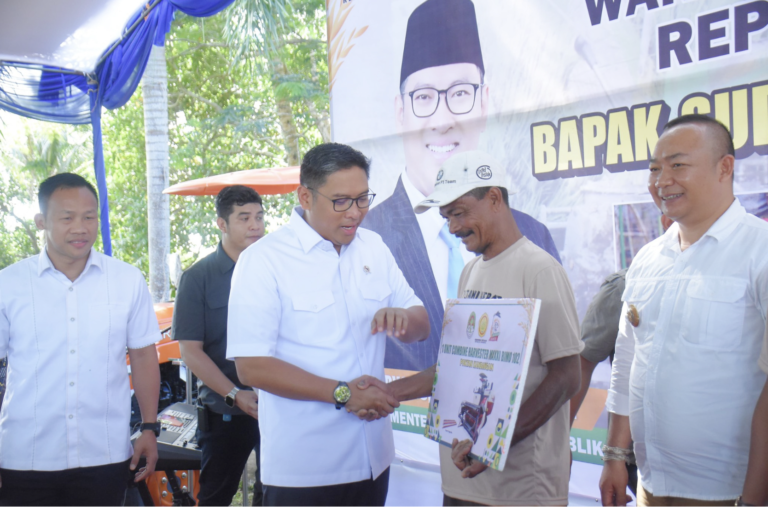 Wamentan Sudaryono Serahkan Alsintan di Ketapang, Dorong Produktivitas Pertanian Kalbar