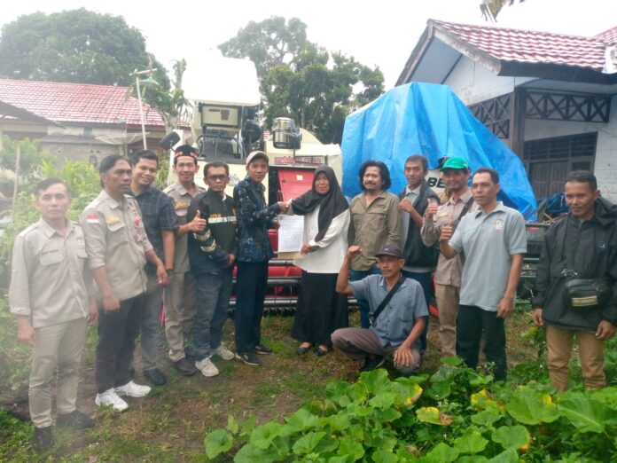 Serah terima bantuan kepada kelompok tani Lampung Barat