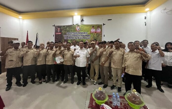 Foto bersama Bupati dan Pengurus TMI Mamuju Tengah