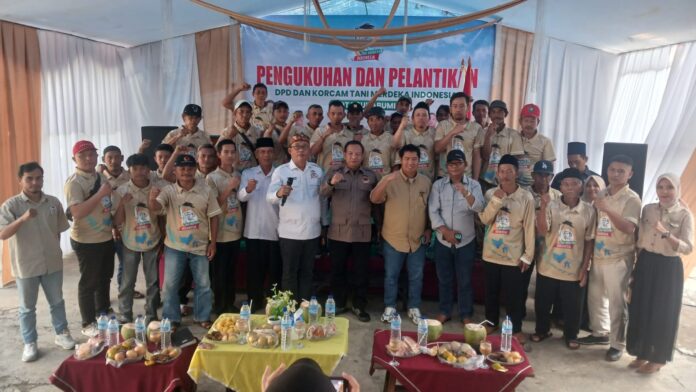 Palntikan Tani Merdeka Kota Sukabumi Foto bersama Ketua DPW Tani Merdeka Jawa Barat dan seluruh Pengurus DPD Tani Merdeka Kota Sukabumi