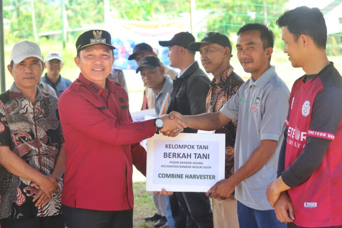 Bupati Lampung Barat (Lambar), Parosil Mabsus, menyerahkan bantuan alat dan mesin pertanian (alsintan) kepada kelompok binaan Tani Merdeka Indonesia.