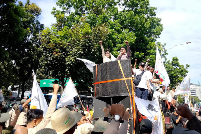 Don Muzakir Ketua Umum DPN Tani Merdeka Indonesia sedang berorasi di Patung Kuda.