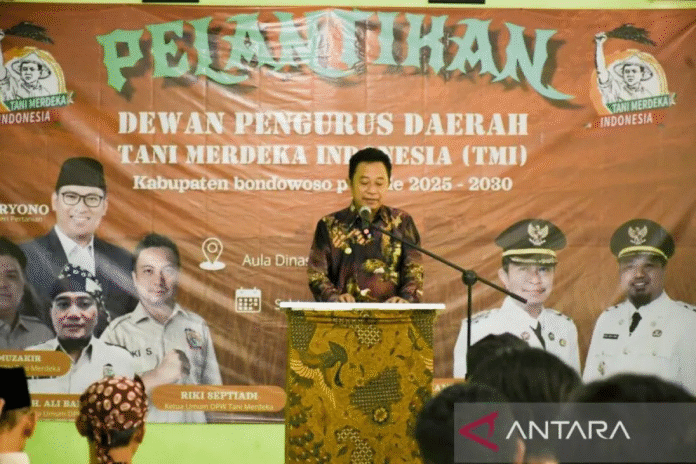 Bupati Bondowoso Abdul Hamid Wahid memberikan sambutan pada acara pelantikan Pengurus DPD Tani Merdeka Indonesia Kabupaten Bondowoso, Jawa Timur, Sabtu 23 Agustus 2025.