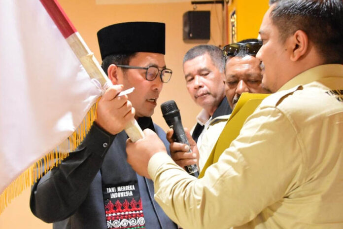 Bupati Aceh Tengah, Haili Yoga menyerahkan Pataka Tani Merdeka Indonesia kepada Ketua DPD Tani Merdeka Indonesia Aceh Tengah Eka Saputra