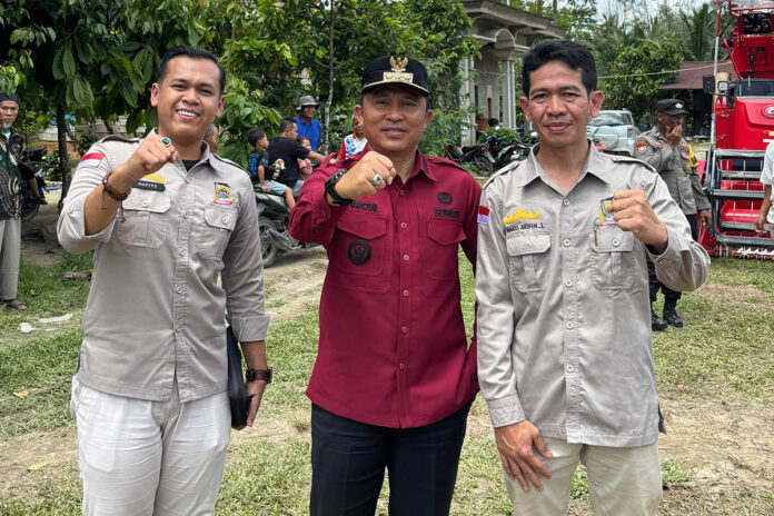Parosil Mabsus Parosil Mabsus Bupati Lampung Barat (tengah) Ketua DPD Tani Merdeka Indonesia Kabupaten Lampung Barat, Haris Arifin Lubis (tengah)