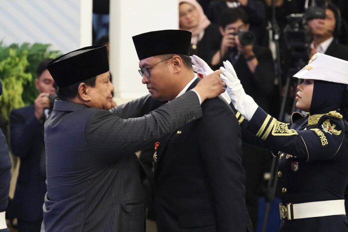 Presiden Prabowo Subianto berikan gelar Bintang Mahaputra Pratama kepada Sudaryono Wakil Menteri Pertanian di Istana Negara, Jakarta pada Senin (25/8/2025). (Foto: Tim Media)