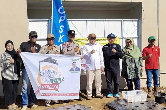 Staf Ahli Kementan, Nandang Sudrajat (tengah)