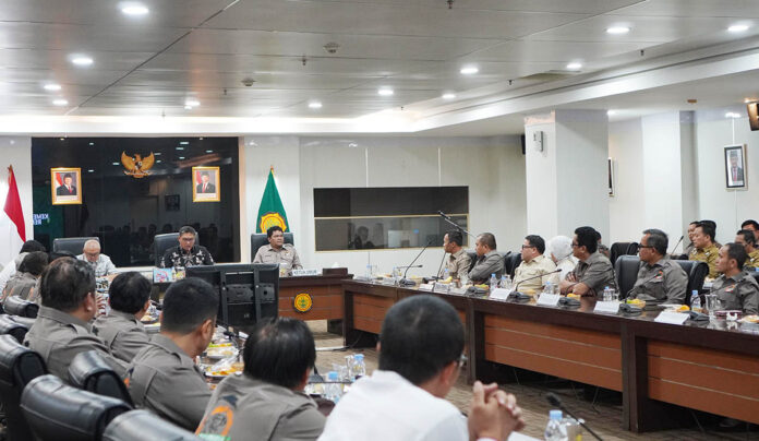 Sudaryono Dewan Pembina Tani Merdeka Indonesia yang juga Wakil Menteri Pertanian menerima silaturahmi Ketua Umum DPN Tani Merdeka Indonesia bersama pengurus di ruang pertemuan Kementerian Pertanian, pada Jumat 22 Agustus 2025.