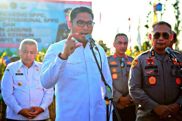 Wamentan Sudaryono didampingi Irwasum Polri, Komjen Pol. Dedi Prasetyo saat melakukan panen raya jagung di Desa Rembun, Kecamatan Dampit, Kabupaten Malang, Rabu (6/8/2025).