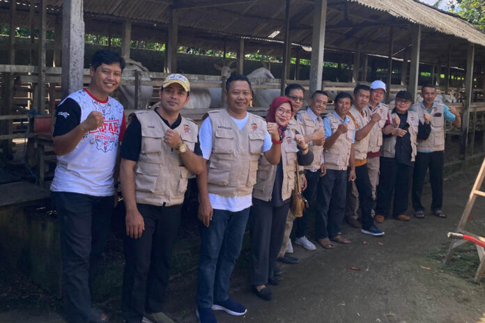 Pengurus DPD Tani Merdeka Indonesia Kabupaten Blitar Jaya saat mengunjungi salah satu lokasi peternakan kambing.