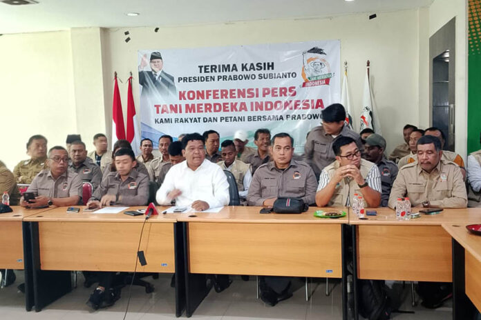 Don Muzakir5 Don Muzakir Ketua Umum DPN Tani Merdeka Indonesia (baju putih) sedang menggelar konferensi pers di Jakarta pada Minggu 31 Agustus 2025.