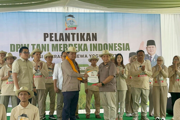 Pelantikan DYI1 Don Muzakir Ketua Umum DPN Tani Merdeka Indonesia (kiri) menyerahkan SK kepada Ketua DPW Tani Merdeka Indonesia DIY