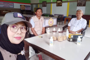 Bendahara DPD Tani Merdeka Indonesia Kabupaten Blitar Jaya, Enik Nurhayati (kanan) bersama Prof Wahono Hadi Susanto (kanan).