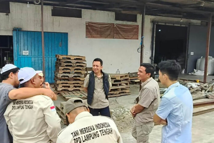 , M. Fikri Thamrin Ketua DPW Tani Merdeka Indonesia Provinsi Lampung (tengah) bersama tim meninjau gudang calon distributor pupuk