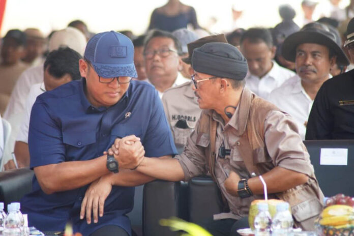 Wakil Menteri Pertanian Sudaryono bersama Wakil Bupati Indramayu, Syaefudin