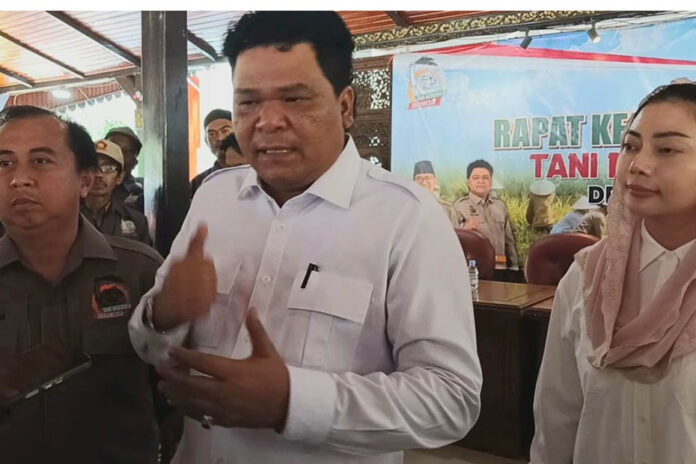 Don Muzakir Don Muzakir Ketua Umum DPN Tani Merdeka Indonesia (tengah)