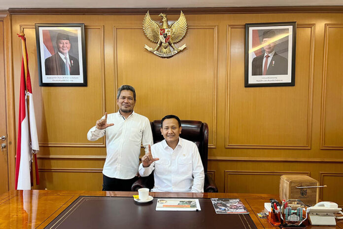 Medi Rohmat Marzuki Wakil Menteri Kehutanan (kanan) dan Medi Ahmadzoni Ketua DPW Tani Merdeka Indonesia Provinsi Sumatera Selatan.