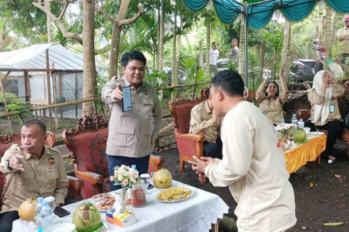 Bang DON Don Muzakir Ketua Umum DPN Tani Merdeka Indonesia menyerahkan bantuan berupa dana untuk kelompok tani di Maluku Utara.