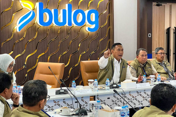 Direktur Utama Perum Bulog Ahmad Rizal Ramdhani (tengah) memimpin Rapat Kerja Nasional bersama seluruh jajaran bertajuk Evaluasi Kinerja 2025 dan Rencana Kerja 2026 di Jakarta, Minggu (11/1/2026).