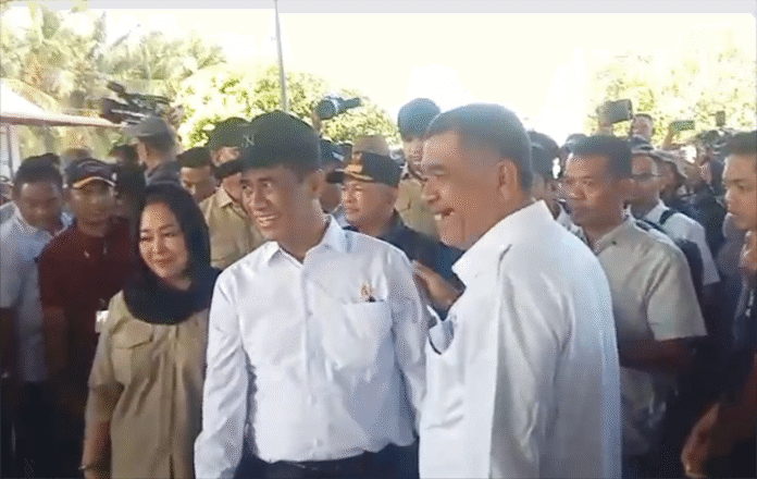 Cut Muhammad Ketua DPW Tani Merdeka Indonesia Provinsi Aceh sambut kedatangan Menteri Pertanian Andi Amran Sulaiman.