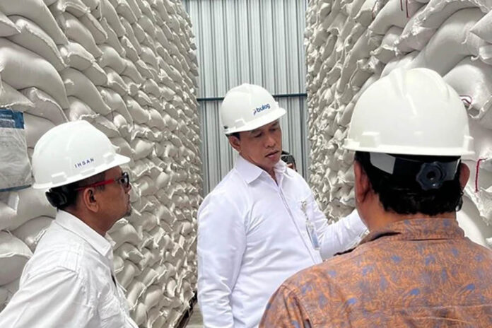 Dirut Bulog, Letjen TNI Purn Dr. Ahmad Rizal R saat mengecek stok beras untuk menghadapi Tradisi Megang jelang Ramadan dan Hari Raya Idul Fitri 2026 di Aceh.