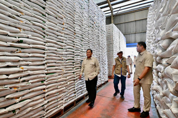 Wamentan Sudaryono saat mendampingi Presiden Prabowo Subianto melakukan inspeksi mendadak (sidak) ke Kompleks Gudang Perum Bulog Danurejo, Kabupaten Magelang, Jawa Tengah, Sabtu (18/4). (Dok. Istimewa)