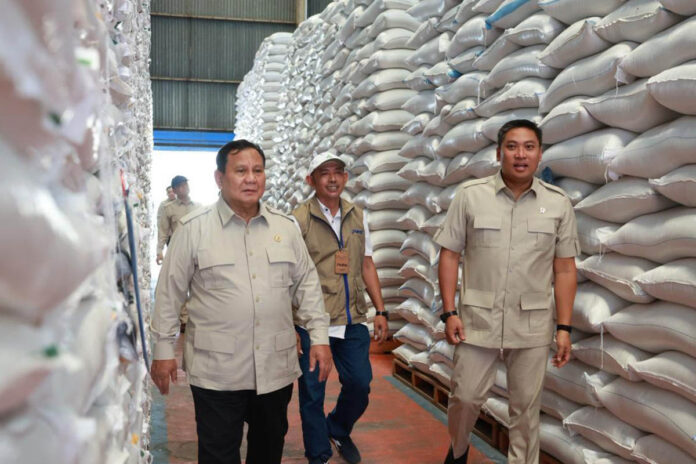 Wamentan Sudaryono saat mendampingi Presiden Prabowo Subianto melakukan inspeksi mendadak (sidak) ke Kompleks Gudang Perum Bulog Danurejo, Kabupaten Magelang, Jawa Tengah, Sabtu (18/4). (Dok. Istimewa)