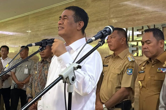 Menteri Pertanian (Mentan), Andi Amran Sulaiman memberikan keterangan pers setelah rapat koordinasi dengan sekitar 170 bupati di Kantor Pusat Kementerian Pertanian (Kementan), Jakarta, Senin (20/4).