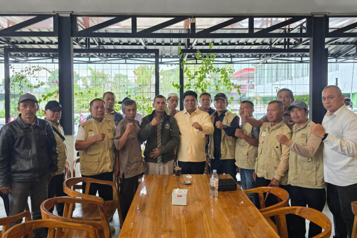 Pengurus DPD Tani Merdeka Indonesia Kabupaten Wonosobo Ketua Umum DPN Tani Merdeka Indonesia Don Muzakir bersama pengurus DPD Tani Merdeka Indonesia Kabupaten Wonosobo.