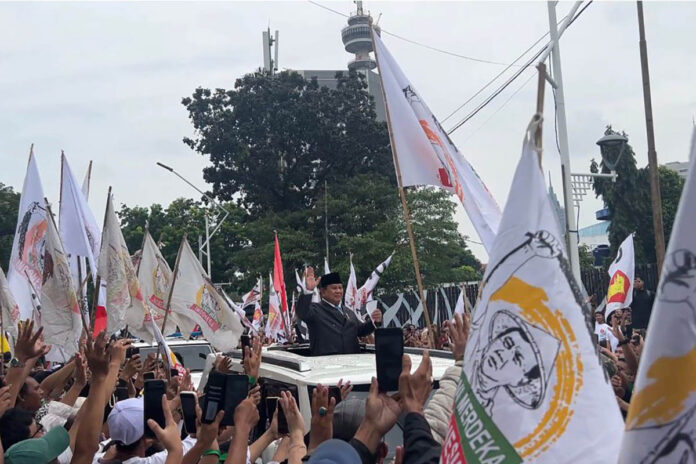 Presiden Prabowo Presiden Prabowo Subianto menyapa peserta aksi damai Tani Merdeka Indonesia dan APPSI usai menghadiri Rapat Paripurna DPR RI di Kompleks Parlemen, Senayan, Jakarta, pada Rabu, 20 Mei 2026. (Foto: Imam Arifin/detikmerdeka.com)