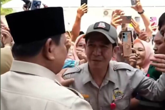 Sambut Kedatangan Presiden Presiden Prabowo Subianto menyapa Ketua DPD Tani Merdeka Indonesia Kabupaten Lampung Barat, Haris Arifin Lubis saat di Rumah Sakit K.H. Muhammad Thohir di Krui. (Foto: rekam layar)