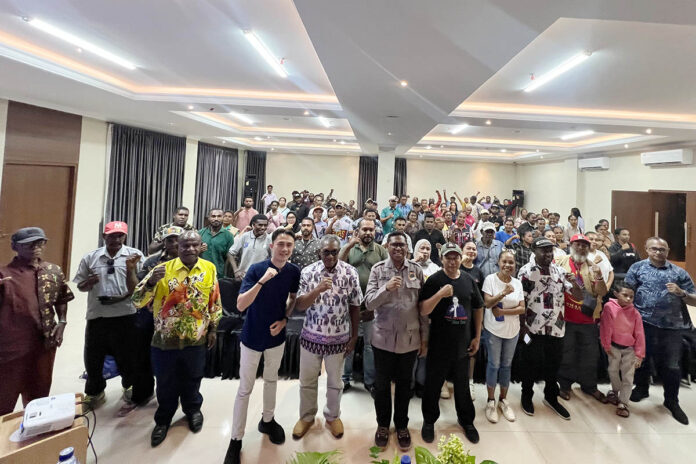 DPW Tani Merdeka Indonesia Pdt. David Harold Waromi Ketua DPW Tani Merdeka Indonesia Papua bersama warga usai melakukan konsolidasi penguatan struktur pengurus Tani Merdeka Indonesia Papua