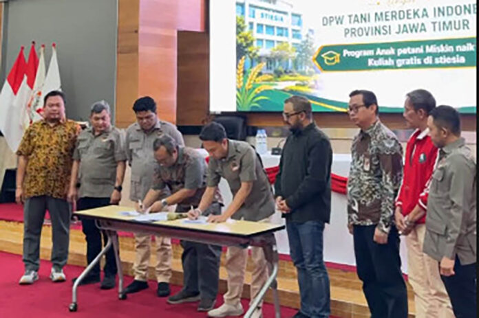 Don Muzakir-penandatanganan nota kesepahaman (MoU) Beasiswa untuk anak petani Don Muzakir Ketua Umum DPN Tani Merdeka Indonesia menyaksikan penandatanganan nota kesepahaman (MoU) beasiswa untuk anak petani dengan Sekolah Tinggi Ilmu Ekonomi Indonesia (STIESIA) Surabaya, pada Kamis 17 Juli 2026.