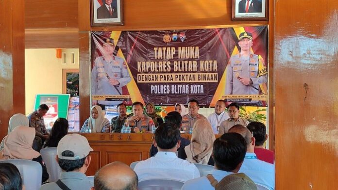 Kapolres Blitar Kota AKBP Lalo diskusi dengan petani di Desa Langon, Ponggok soal ketahanan pangan.