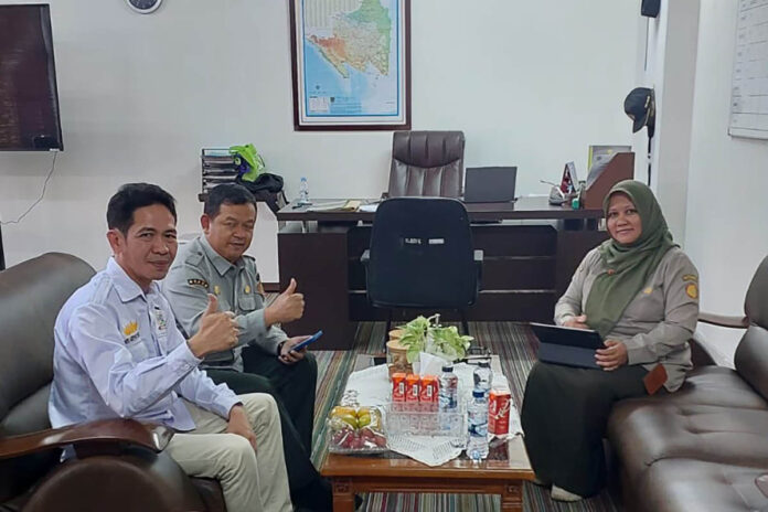 Haris Arifin Lubis Ketua DPD Tani Merdeka Indonesia Kabupaten Lampung Barat bersama Kepala BRMP Provinsi Lampung, Endro Gunawan.